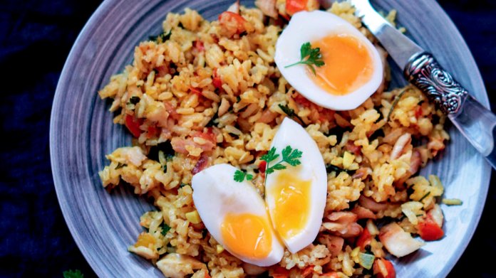 Kedgeree s uzeným pstruhem a vejcem natvrdo Kedgeree s uzeným pstruhem a vejcem natvrdo