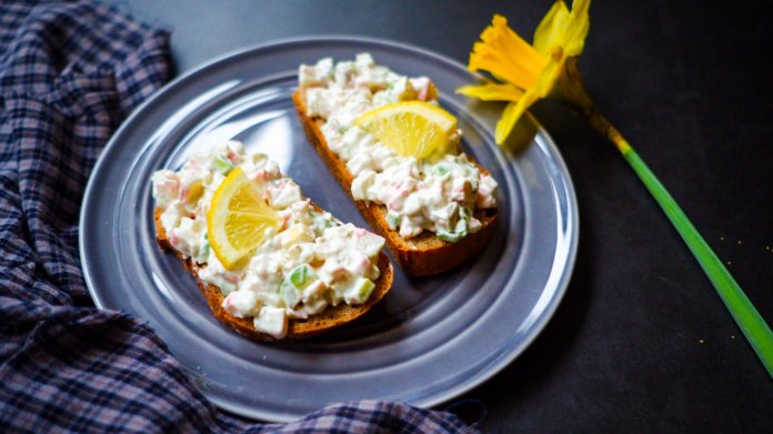 Krabí pomazánka ze surimi tyčinek s avokádem Krabí pomazánka ze surimi tyčinek s avokádem