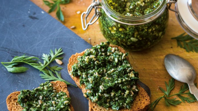 Pesto z mrkvové natě Pesto z mrkvové natě