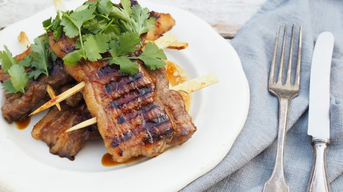Grilovaný teriyaki bůček s křenem Grilovaný teriyaki bůček s křenem