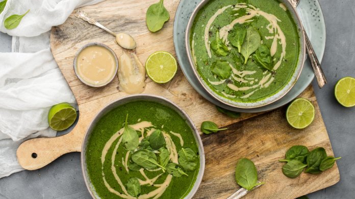 Špenátová krémová polévka s tahini Špenátová krémová polévka s tahini