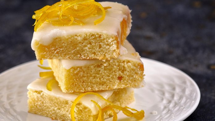 Citronový koláč s bílou čokoládou a ledovou polevou Citronový koláč s bílou čokoládou a ledovou polevou