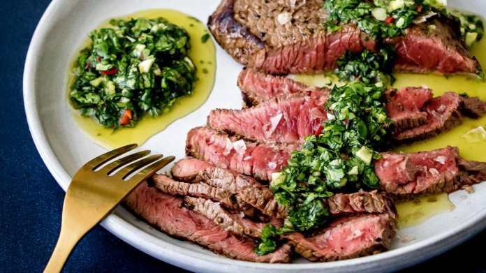 Steak s chimichurri omáčkou Steak s chimichurri omáčkou