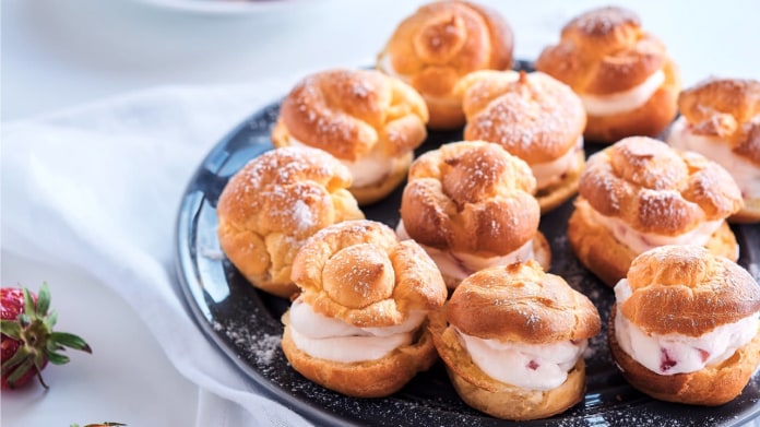 Profiterolky s tvarohem a jahodami Profiterolky s tvarohem a jahodami