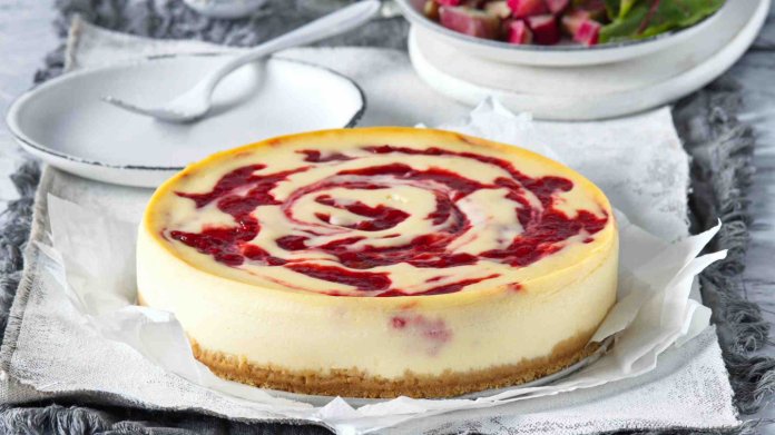 Rebarborový cheesecake s bílou čokoládou Rebarborový cheesecake s bílou čokoládou
