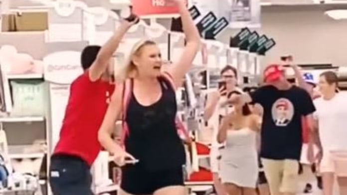 Odpůrci roušek v supermarketu 1 Odpůrci roušek v supermarketu 1