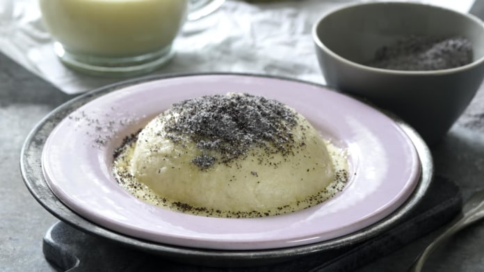 Germknödel - rakouský kynutý knedlík s povidly Germknödel - rakouský kynutý knedlík s povidly