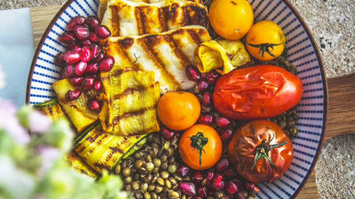 Letní miska s čočkou, grilovanou zeleninou a halloumi Letní miska s čočkou, grilovanou zeleninou a halloumi