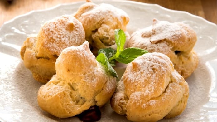 Profiteroles plněné čokoládovým krémem Profiteroles plněné čokoládovým krémem