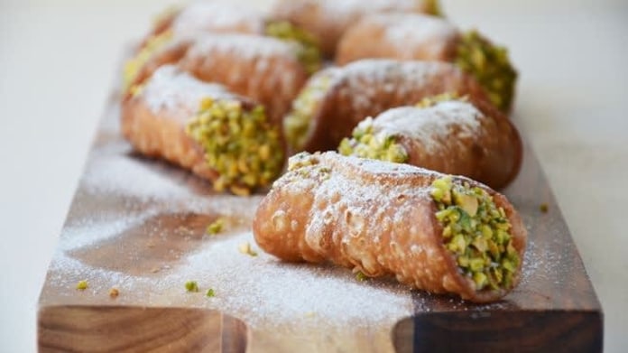Cannoli siciliani - křupavé plněné trubičky s náplní z ricotty Cannoli siciliani - křupavé plněné trubičky s náplní z ricotty