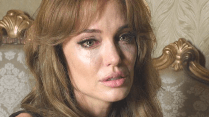 Angelina Jolie pláče ve snímku U moře Angelina Jolie pláče ve snímku U moře