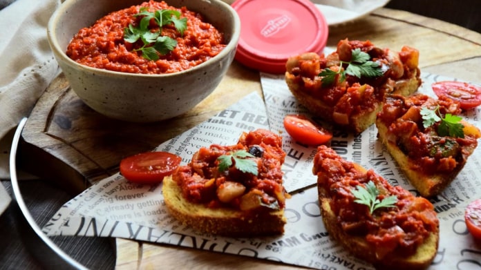 Veganské chilli se zeleninou, fazolemi a ajvarem Veganské chilli se zeleninou, fazolemi a ajvarem