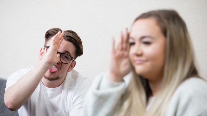 Dívka se nemůže smát, protože by omdlela 3 Dívka se nemůže smát, protože by omdlela 3