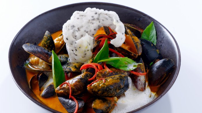 Thajské seafood kari se slávkami, citronovou trávou a thajskou bazalkou Thajské seafood kari se slávkami, citronovou trávou a thajskou bazalkou