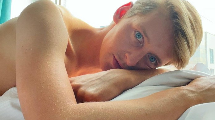 Týpek se stal modelem na OnlyFans kvůli penězům 1 Týpek se stal modelem na OnlyFans kvůli penězům 1