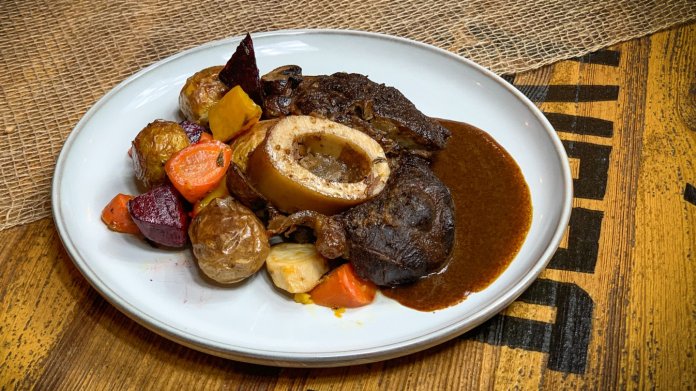 Hovězí ossobuco s pivní omáčkou a pečenou sezonní zeleninou Hovězí ossobuco s pivní omáčkou a pečenou sezonní zeleninou