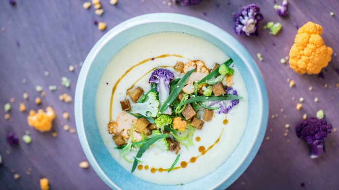 Květáková polévka s miso a opečeným tofu Květáková polévka s miso a opečeným tofu
