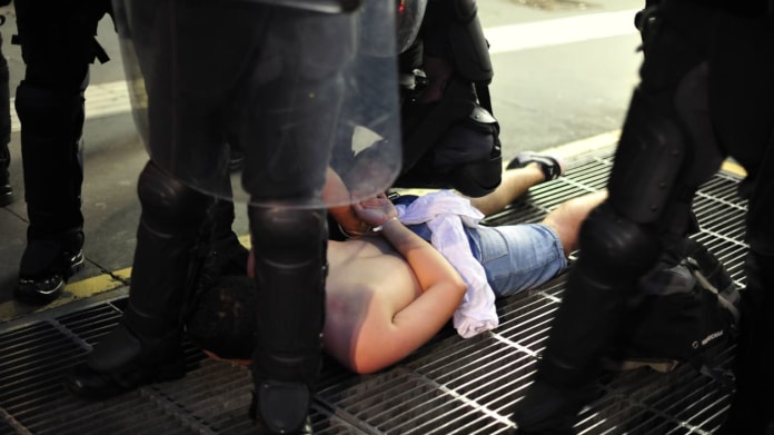 Policie ve Francii přerušila obří orgii 1 Policie ve Francii přerušila obří orgii 1