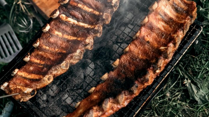 Vepřová žebra v alobalu s bbq omáčkou připravená na ohni Vepřová žebra v alobalu s bbq omáčkou připravená na ohni