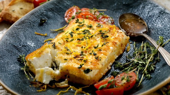 Feta saganaki – smažený sýr feta s ochuceným medem Feta saganaki – smažený sýr feta s ochuceným medem