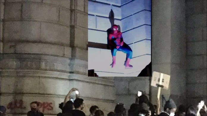 Spider-Man mezi protestujícími 1 Spider-Man mezi protestujícími 1