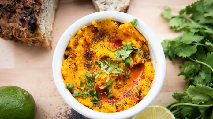 Dýňový hummus s praženým mákem Dýňový hummus s praženým mákem