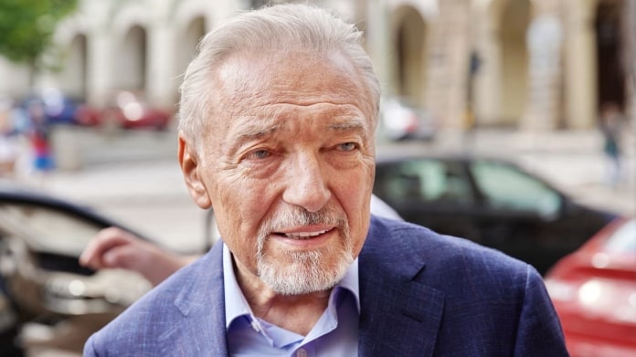 Zemřel Karel Gott. Zemřel Karel Gott.