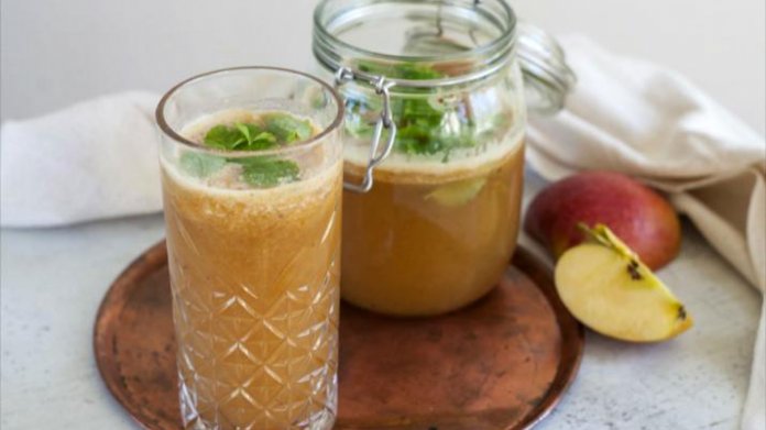 Jablečná limonáda s nektarinkou a meduňkou Jablečná limonáda s nektarinkou a meduňkou