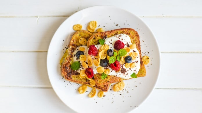 Francouzský toast s tvarohem a corn flakes Francouzský toast s tvarohem a corn flakes