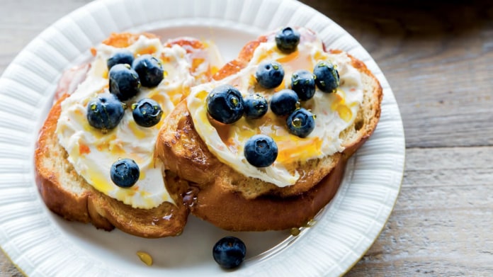 Tousty s pomerančovým mascarpone, borůvkami a medem Tousty s pomerančovým mascarpone, borůvkami a medem