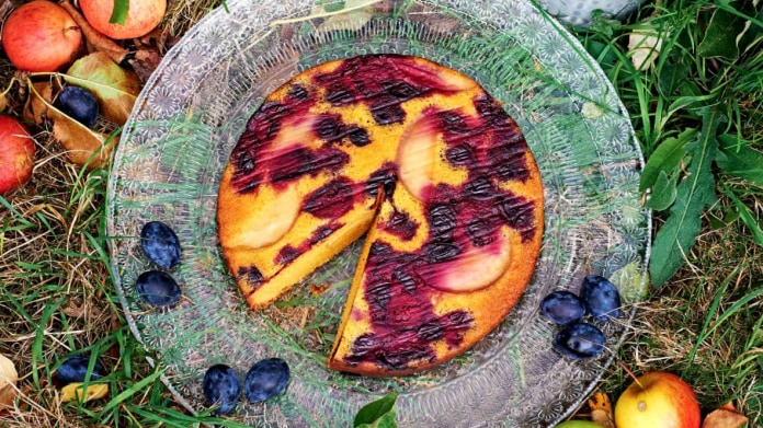 Obrácený koláč se slívami a ciderovým krémem Obrácený koláč se slívami a ciderovým krémem