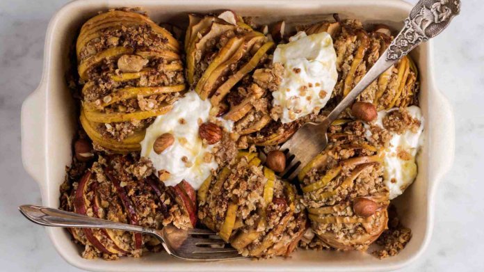 Pečená jablka hasselback s ořechy Pečená jablka hasselback s ořechy