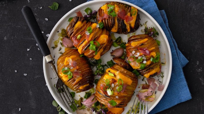 Plněné zapečené brambory Hasselback se slaninou a sýrem Plněné zapečené brambory Hasselback se slaninou a sýrem