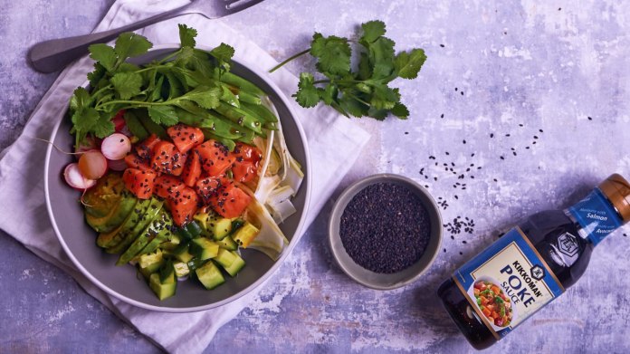 Autentické poké bowl s lososem Autentické poké bowl s lososem