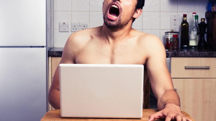 Neslyšící muž žaluje pornostránky Neslyšící muž žaluje pornostránky
