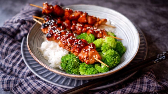 Kuřecí špízky s medovou teriyaki omáčkou a pomerančovou šťávou Kuřecí špízky s medovou teriyaki omáčkou a pomerančovou šťávou