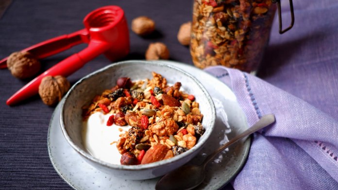 Ořechová granola se sušenými švestkami Ořechová granola se sušenými švestkami