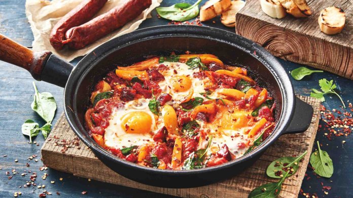 Shakshuka s pikantní klobásou a paprikou Shakshuka s pikantní klobásou a paprikou