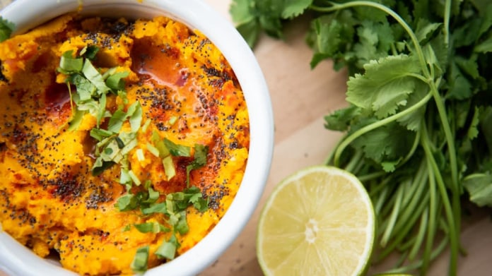 Pečený dýňový hummus s opraženým mákem Pečený dýňový hummus s opraženým mákem