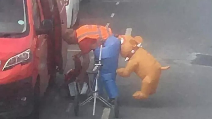 Šílený kostým pošťáka 4 Šílený kostým pošťáka 4