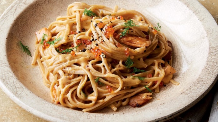 Těstoviny carbonara s uzeným lososem Těstoviny carbonara s uzeným lososem