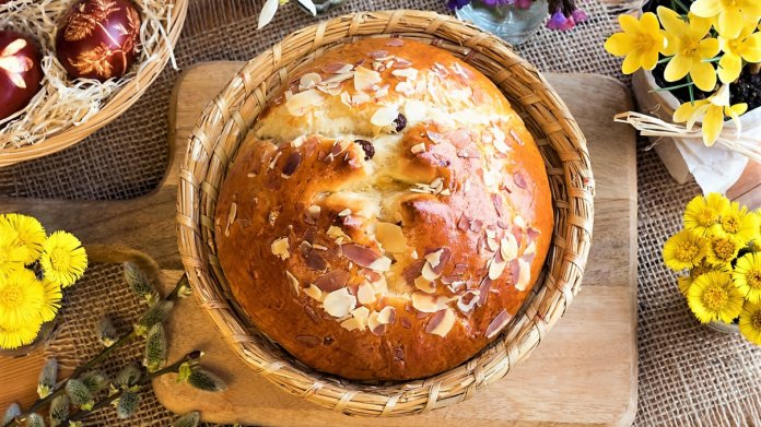 Dnes je Velikonoční neděle neboli Boží hod velikonoční. Pečou se mazance, pletou pomlázky a hlavně se hoduje Dnes je Velikonoční neděle neboli Boží hod velikonoční. Pečou se mazance, pletou pomlázky a hlavně se hoduje
