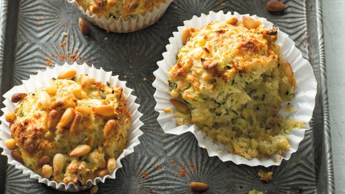 Muffiny s cuketou, parmazánem a bazalkou Muffiny s cuketou, parmazánem a bazalkou