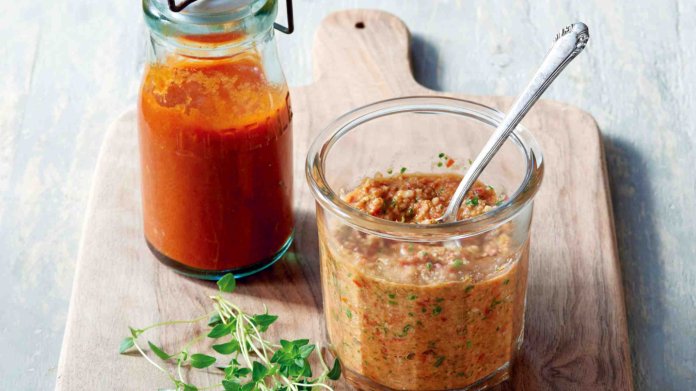 Rajčatová passata a sicilské rajčatové pesto Rajčatová passata a sicilské rajčatové pesto