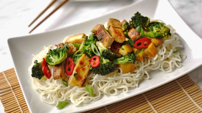 Rychlé stir-fry s křupavým tofu, brokolicí a cuketou Rychlé stir-fry s křupavým tofu, brokolicí a cuketou
