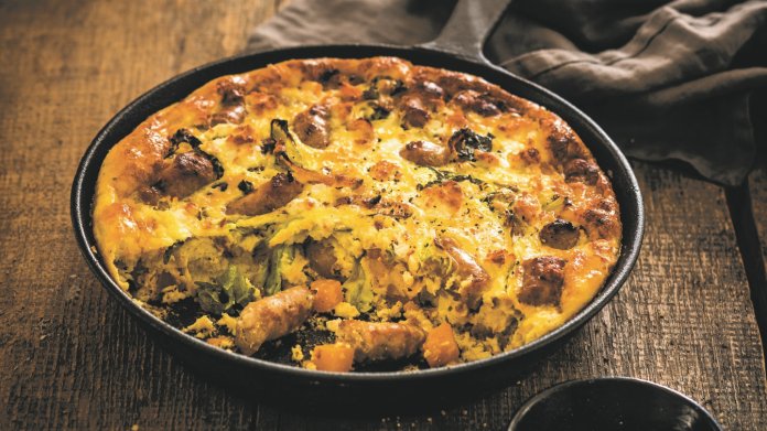 Dýňová frittata s klobásou, kapustou a sýrem feta Dýňová frittata s klobásou, kapustou a sýrem feta