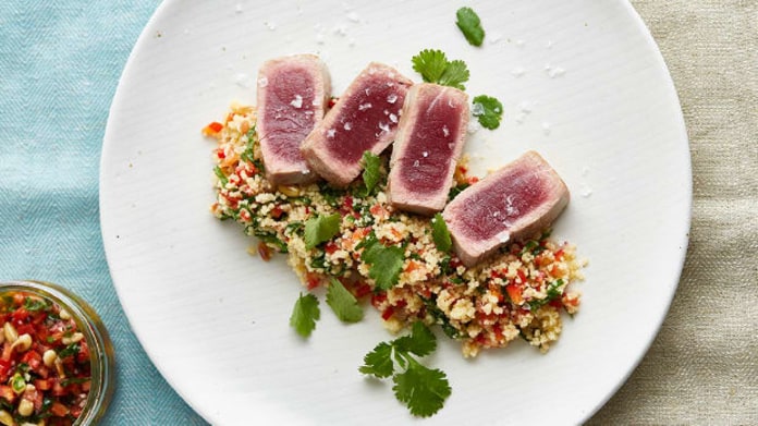 Couscous s tomatovou salsou a tuňákem Couscous s tomatovou salsou a tuňákem