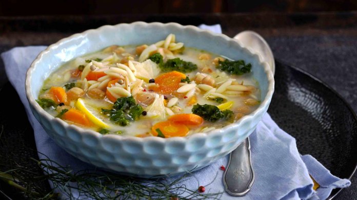 Cizrnová polévka s citronem a těstovinami orzo Cizrnová polévka s citronem a těstovinami orzo