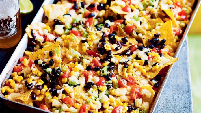 Zapečené nachos s černými fazolemi a cukrovou kukuřicí Zapečené nachos s černými fazolemi a cukrovou kukuřicí