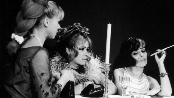 Jiřina Bohdalová s Jiřinou Jiráskovou v československém filmu Světáci. Jiřina Bohdalová s Jiřinou Jiráskovou v československém filmu Světáci.